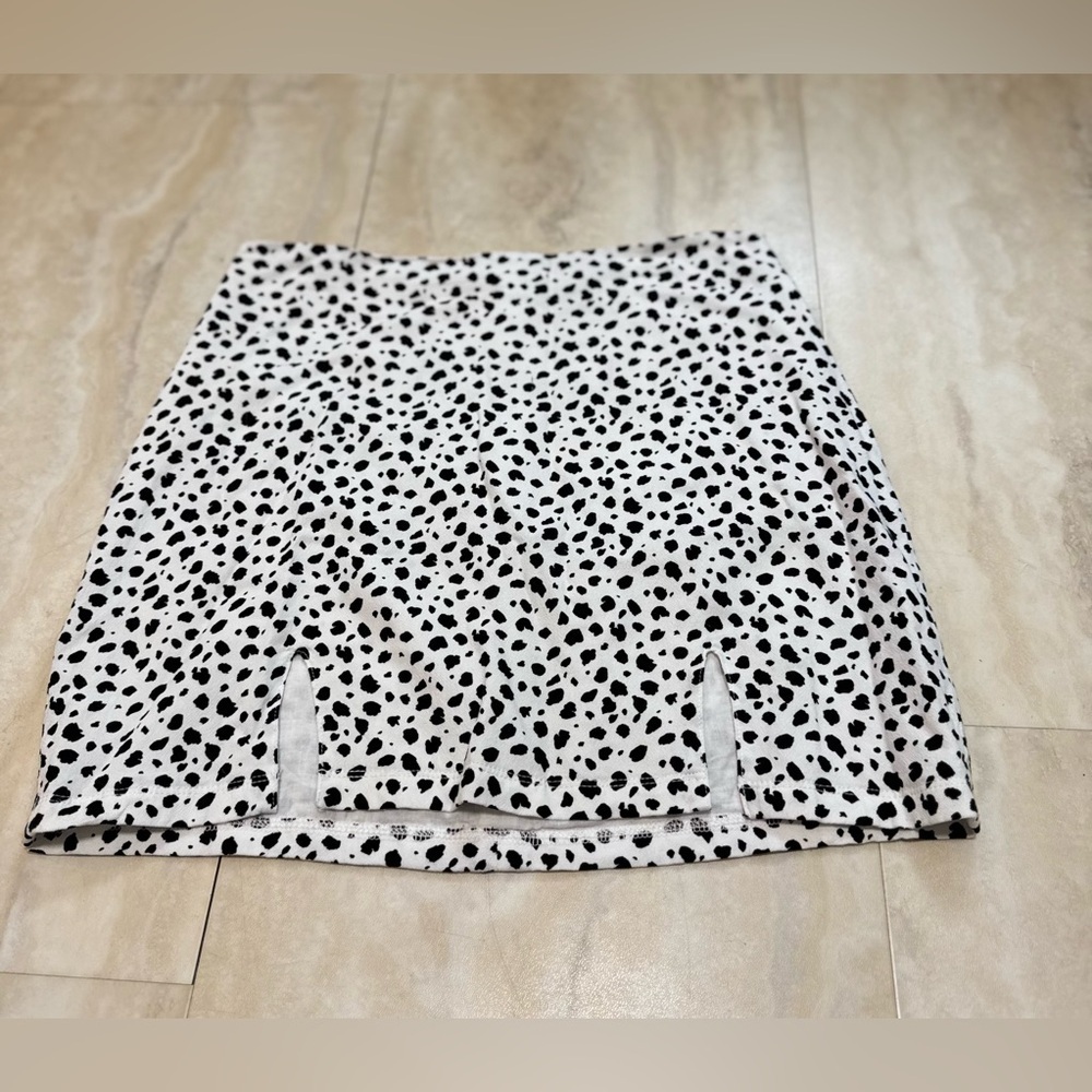 KENDALL & KYLIE 100% Rayon Black and White Dalmatian Print Mini Skirt (S)